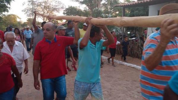 Levantamento do mastro marca abertura de festejos na localidade Manga.(Imagem:FlorianoNews)