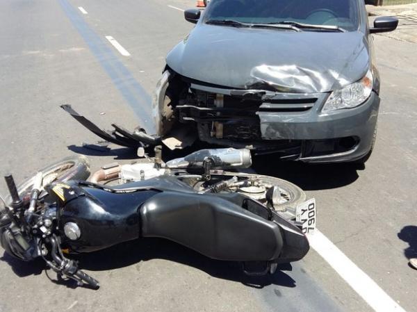 Dois ficam feridos ao trafegar de moto pela contramão e colidir em carro.(Imagem:G1PI)