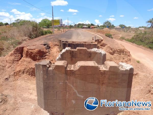 Obras de pontes que custam milhões ficaram no meio do caminho em Arraial-PI(Imagem:FlorianoNews)