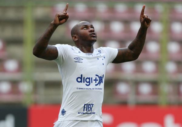 Atacante está no radar do Coritiba e há interesse do Cruzeiro na negociação.(Imagem:Manaure Quintero/Reuters)