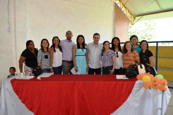 Prefeito Gilberto e Secretária de Educação entregam kit escolar para crianças da Educação Infantil(Imagem:Waldemir Miranda)