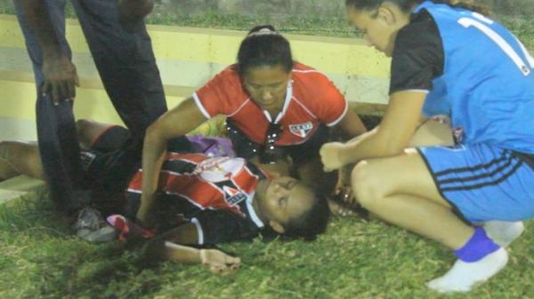 Maria Deilane passa mal durante partida pelo estadual feminino e é socorrida por presidente.(Imagem:Josiel Martins)