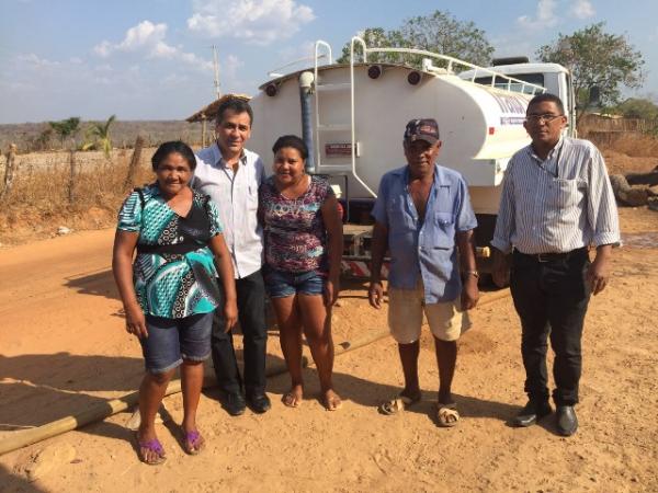 Gilberto Júnior disponibiliza carros-pipas para comunidades rurais que sofrem com a seca.(Imagem:Waldemir Miranda)