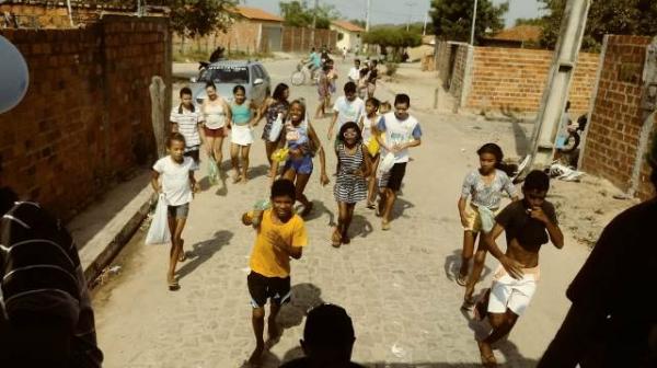 Palhaço Carrapeta leva alegria a crianças de Floriano com distribuição de bombons.(Imagem:FlorianoNews)