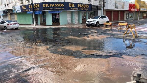 Cano estoura e causa grande vazamento de água em avenida de Floriano.(Imagem:FlorianoNews)