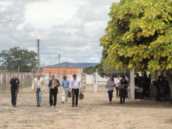 Autoridades visitaram o presídio(Imagem:Floriano News)
