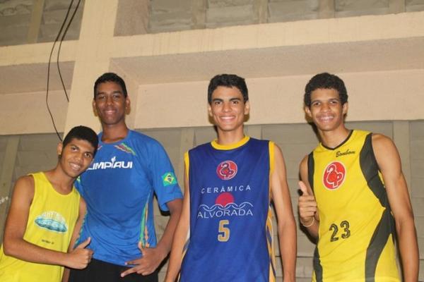 Ítalo (camisa 23) na época do basquete. Agora, handebol de areia é sua 