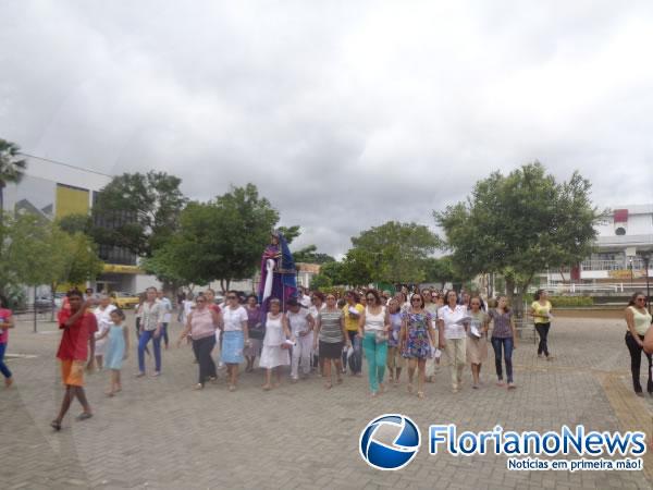 Mulheres participaram da Procissão da Senhora da Soledade em Floriano.(Imagem:FlorianoNews)