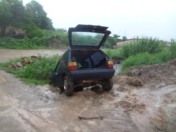 Motorista embriagado sofre amnésia alcoólica e esquece carro próximo a riacho.(Imagem:FlorianoNews)