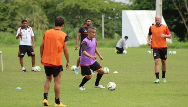 Léo Franco tem responsabilidade de distribuir jogo para laterais em treino.(Imagem:Abdias Bideh)