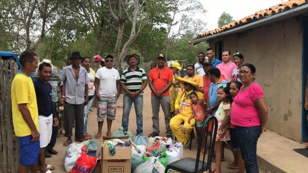 Projeto Amarelinho realiza doação de roupas e alimentos a moradores da zona rural de Floriano(Imagem:FlorianoNews)