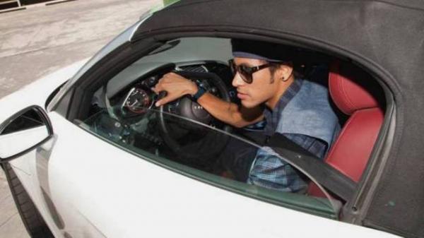 Neymar a bordo de um Audi R8 Spyder.(Imagem:Marcelo Spatafora / Divulgação )