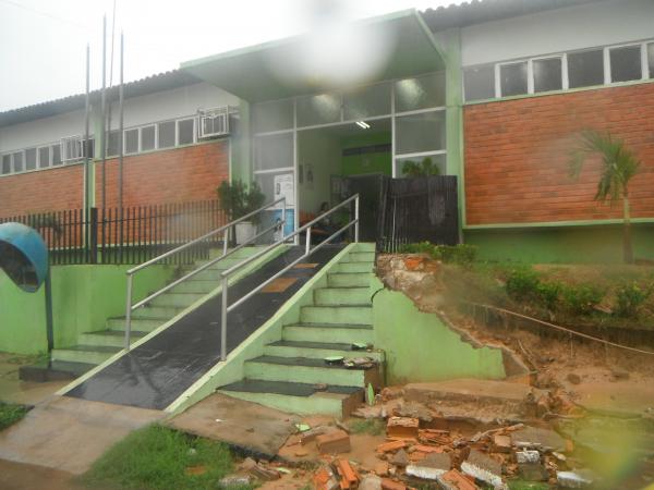  Chuva derruba muro da 10ª Regional de Saúde de Floriano.(Imagem:FlorianoNews)