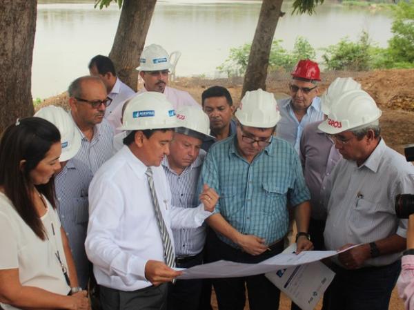 Governador durante visita as obras da ETA da Santa Maria da Codipi.(Imagem:Gustavo Almeida/G1)