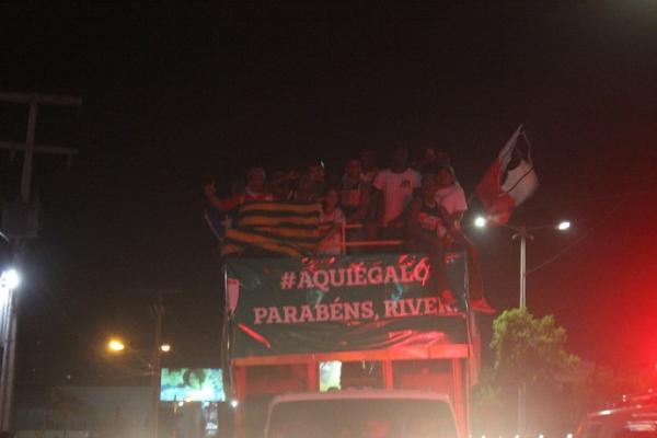 Chegada de jogadores em concentração da torcida.(Imagem:Emanuele Madeira)