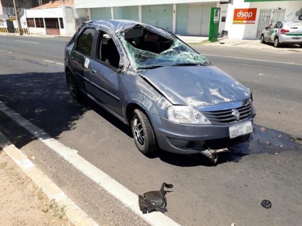 Motorista perde controle do carro e capota na avenida João XXIII.(Imagem:Christhian Sousa)