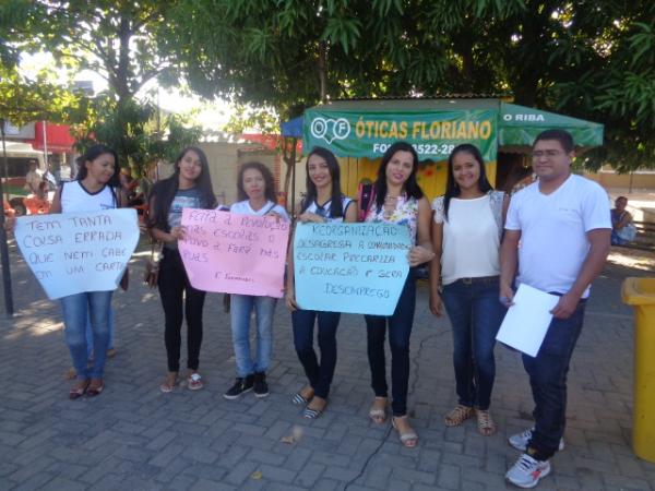 Acadêmicos realizam manifesto contra o fechamento de escolas do campo.(Imagem:FlorianoNews)