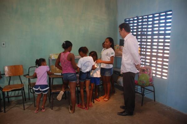 Prefeito Gilberto Júnior acompanha reforma das escolas do campo.(Imagem:Waldemir Miranda)