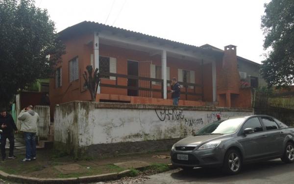 Casa de Patrícia Moreira foi incendiada na sexta.(Imagem:Fábio Almeida/RBS TV)