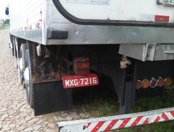PRF surpreende caminhoneiro com documento roubado e placa falsa em Piripiri. (Imagem:PRF)