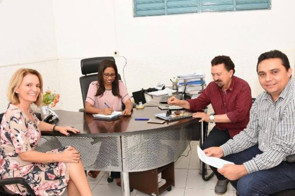 Reunião com diretora do Instituto de Águas discute ações para o sistema hídrico de Floriano.(Imagem:SECOM)