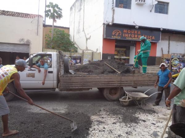 Cratera provocada por vazamento é tapada em Floriano.(Imagem:FlorianoNews)