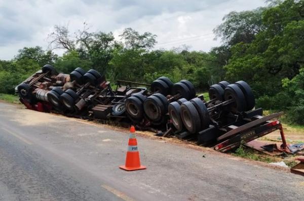 Carreta com fartelo de soja tomba na localidade Uíca, em Floriano.(Imagem:Divulgação)