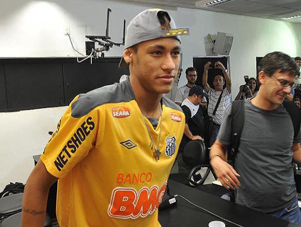 Neymar deixa coletiva após novo 'Fico' no Santos.(Imagem:Wagner Eufrosino/GLOBOESPORTE.COM)