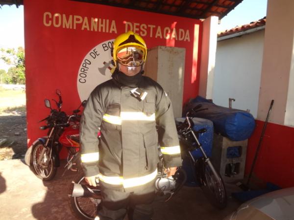 Bombeiros de Floriano recebem equipamento individual de combate a incêndio.(Imagem:FlorianoNews)