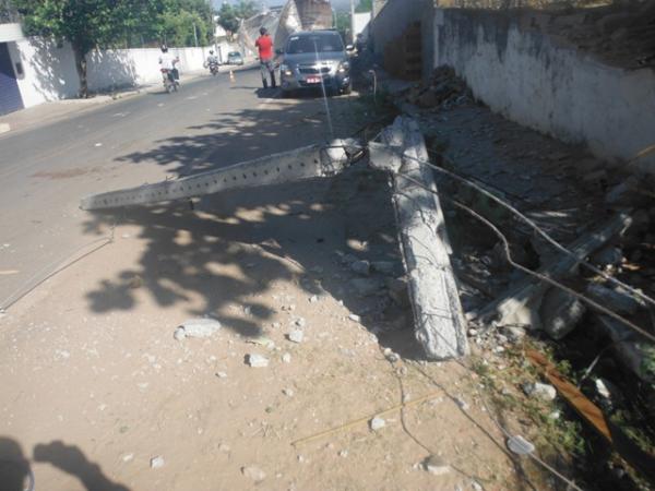  Acidente deixa caminhão, poste e muro destruídos em Floriano.(Imagem:FlorianoNews)