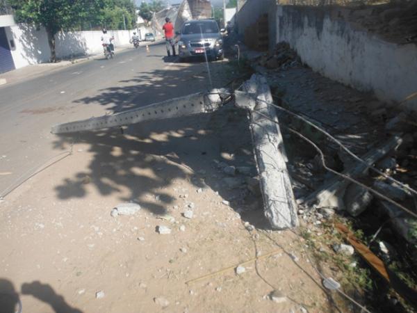 Acidente deixa caminhão, poste e muro destruídos em Floriano.(Imagem:FlorianoNews)