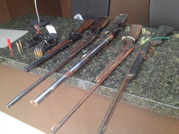 Armas apreendidas durante operação em Teresina.(Imagem:Catarina Costa/G1)