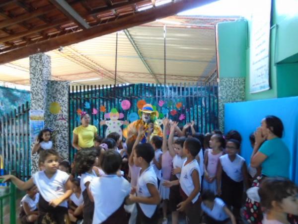 Alunos da Escola Pequeno Príncipe recebem visita do Palhaço Carrapeta(Imagem:FlorianoNews)