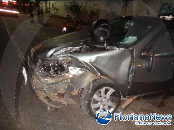 Automóvel atropela casal em parada de ônibus e colide contra carreta.(Imagem:FlorianoNews)