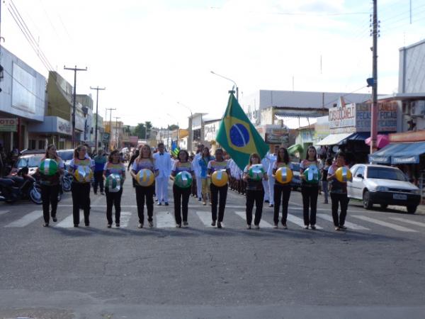 Desfile marca abertura de comemorações pelos 45 anos do Colégio Industrial.(Imagem:FlorianoNews)