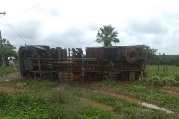 Caminhão munck da Eletrobras tomba em rotatória na zona rural de Floriano.(Imagem:FlorianoNews)