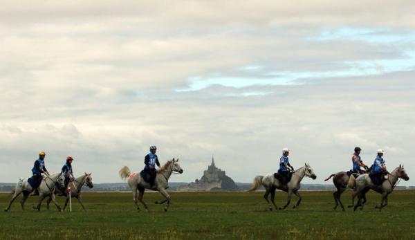 Cavalos percorrem paisagem bucólica durante a prova de enduro na qual ocorreu o acidente.(Imagem:AP)