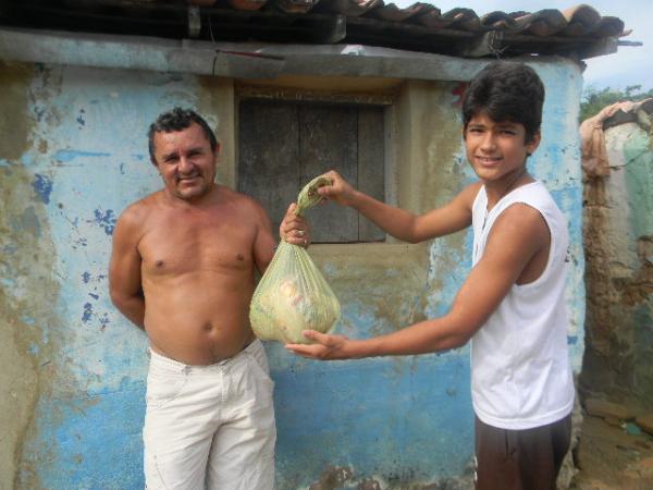 Escola Pequeno Príncipe fez entrega de cestas básicas. (Imagem:Escola Pequeno Príncipe)