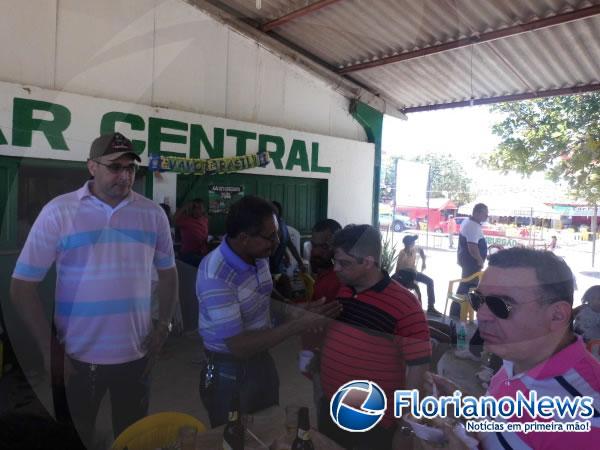 Deputado Gustavo Neiva participou de almoço com os vaqueiros.(Imagem:FlorianoNews)