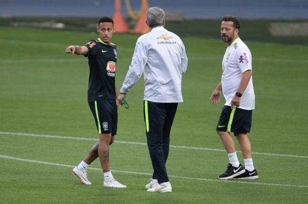 Auxiliar revela que Tite pensou em poupar Neymar e quer sequência da Seleção(Imagem:Divulgação)