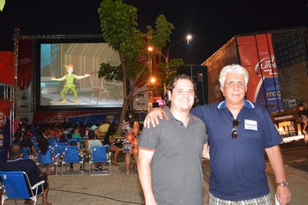 Projeto leva sessões gratuitas de cinema para florianense na praça pública.(Imagem:Waldemir Miranda)