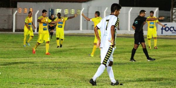 Jogadores do Picos comemoram fim de jogo, vitória e vaga na elite do Piauiense 2016.(Imagem:Josiel Martins)