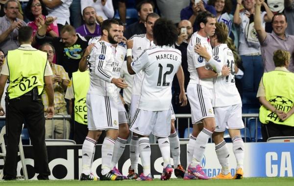 Jogadores comemoram um dos cinco gols do Real Madrid: primeiro show da temporada.(Imagem:AFP)