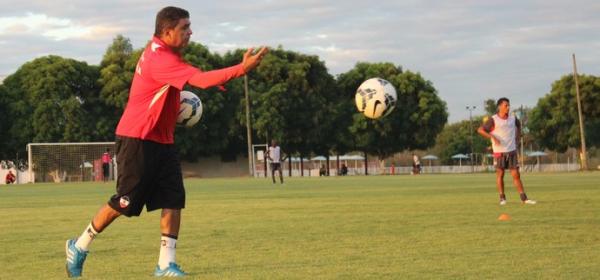 Flávio Araújo chama atenção para esquema de sustentação do time.(Imagem:Emanuele Madeira/GloboEsporte.com)