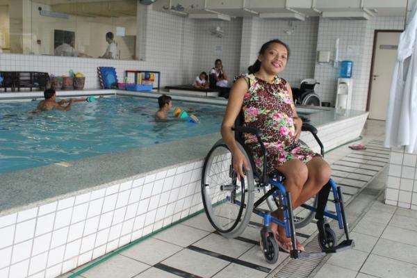 Samara fez da cadeira de rodas e da piscina suas melhores amigas na gestação.(Imagem: Renan Morais/GloboEsporte.com)