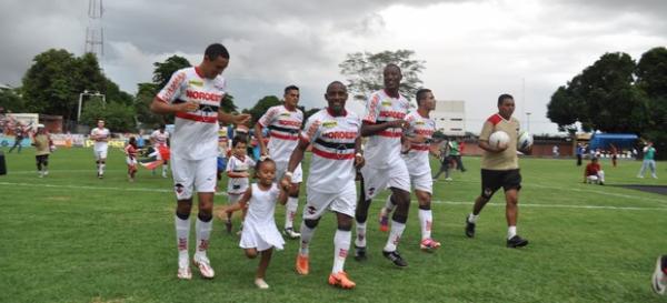 Ao lado da filha, Pantico se em atuação pelo River-PI no Campeonato Piauiense.(Imagem: Renan Morais)