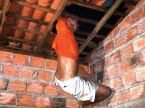 Ladrão fica entalado em teto ao tentar invadir casa em Campo Maior.(Imagem:Divulgação/Polícia Militar)