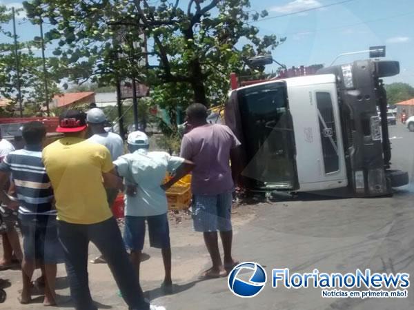 Caminhão transportando bebidas tomba em Floriano.(Imagem:FlorianoNews)