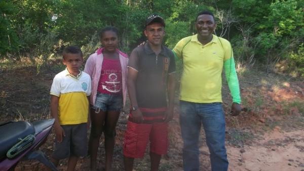 Famílias carentes do Riacho da Serra recebem doações do Projeto Amarelinho.(Imagem:FlorianoNews)