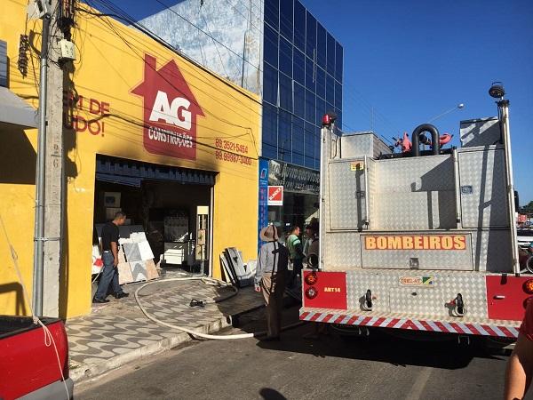 Bombeiros combatem incêndio em loja de material de construção em Floriano.(Imagem:Jc24horas)